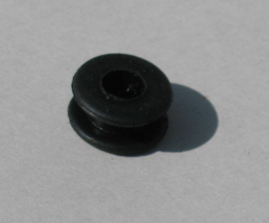 25-20116 choke rod grommet, Mercury upper cowling